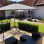 Und Im Idyllischen Vierkanthof, Gruppenurlaube
