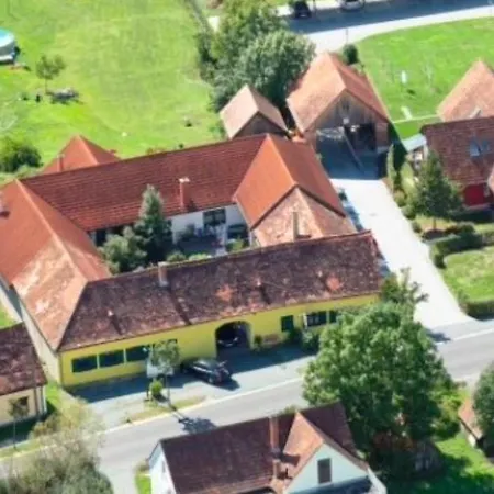 Und Im Idyllischen Vierkanthof, Gruppenurlaube